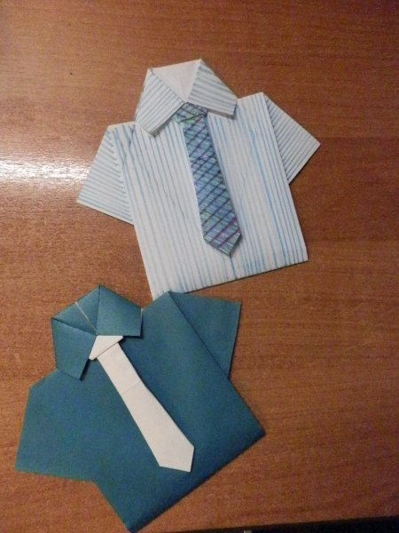 Сложенная рубашка с галстуком