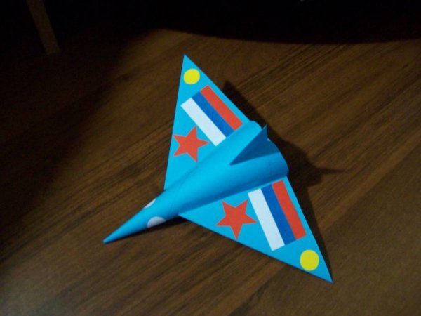 Самолет из цветной бумаги
