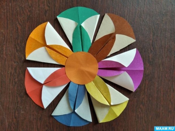Цветы из кружочков цветной бумаги