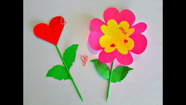 Аппликация цветок из сердечек