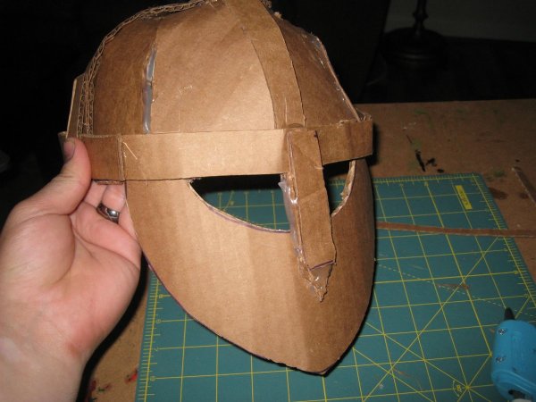 Шлем из картона для мальчика