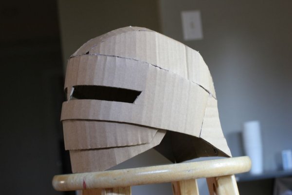 Рыцарский шлем из картона