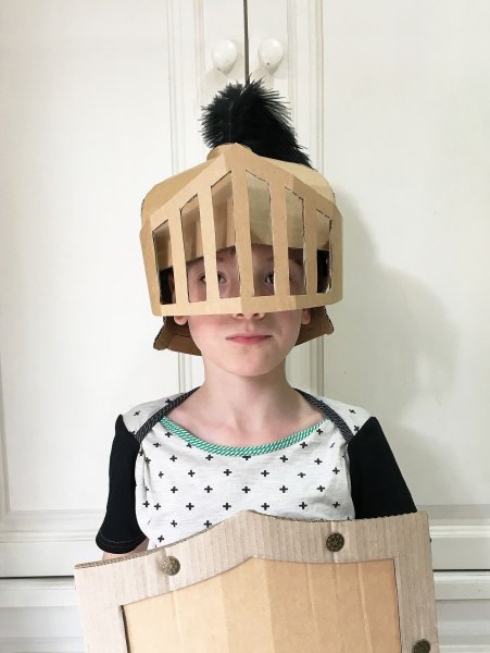Шлем из картонной коробки