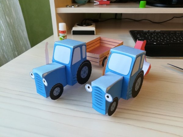 Синий трактор из картона