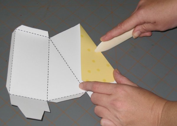 Объемный кусок сыра из бумаги