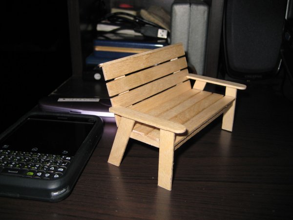 Скамейка из деревянных палочек