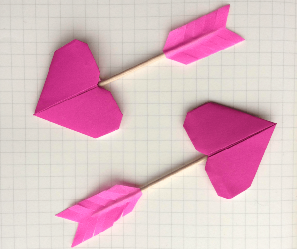 Сердце со стрелой оригами из бумаги