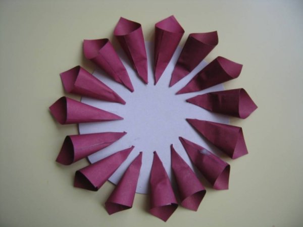 Цветок из бумажных конусов
