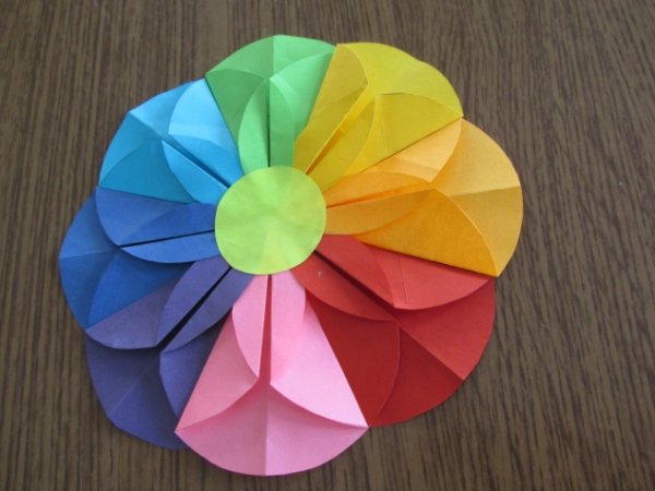 Цветок из кругов цветной бумаги
