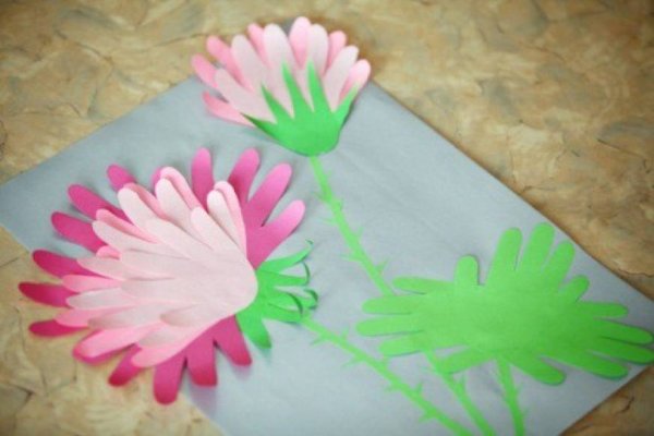 Цветы из бумажных ладошек