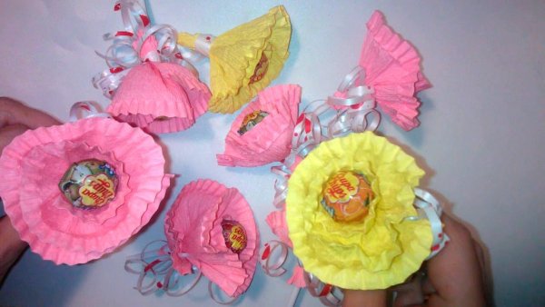 Цветы из Чупа чупсов и гофрированной бумаги