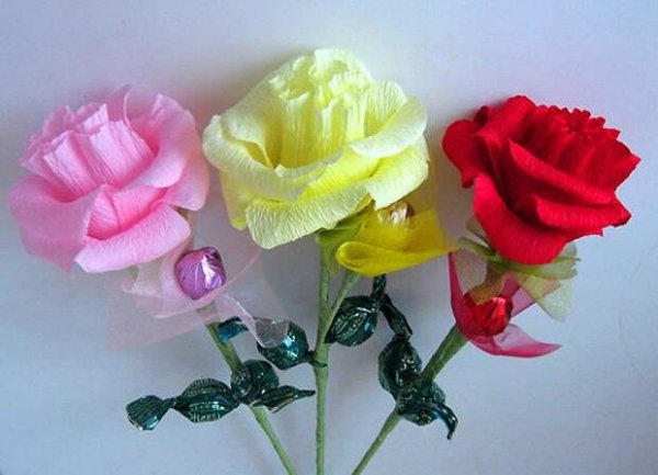 Розы из гофры с конфетами