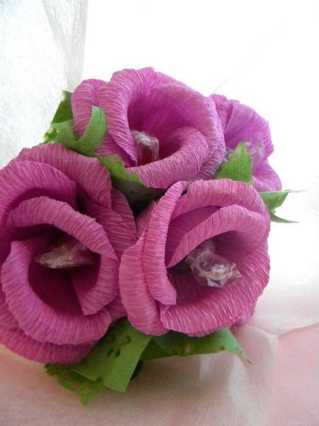 Поделки цветов из гофрированной бумаги и конфет