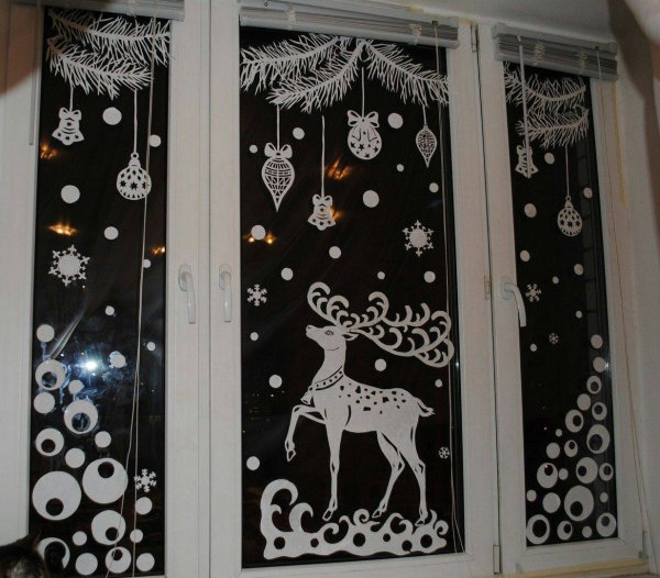 Окна украшенные вытыканками на новый год