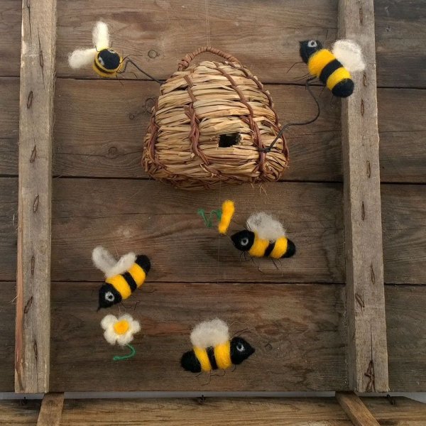 Поделка улей с пчелами
