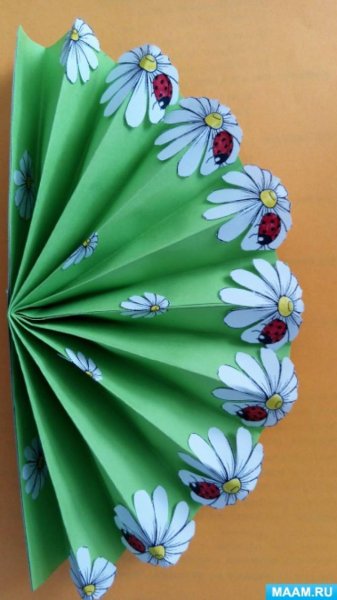 Веер с цветами из бумаги