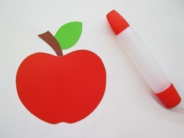 Яблоко из цветной бумаги