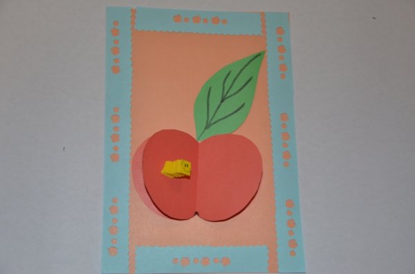 Объемное яблоко из бумаги для детей