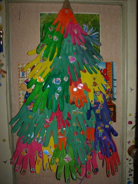 Новогодняя елка из ладошек