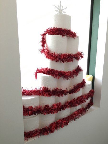 Новогодняя елка из туалетной бумаги