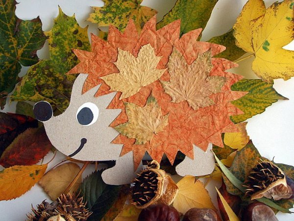 Осенняя поделка Ежик из листьев
