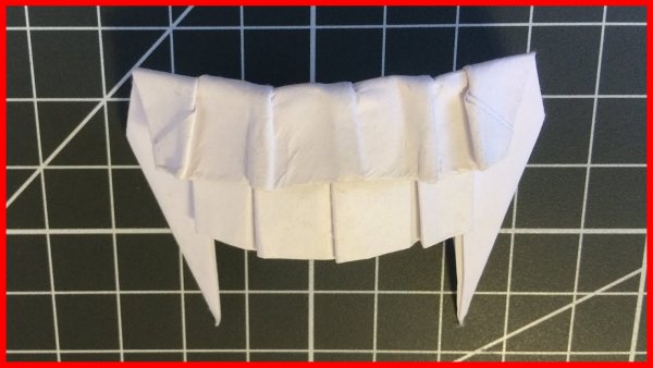 Вампирские зубы из бумаги