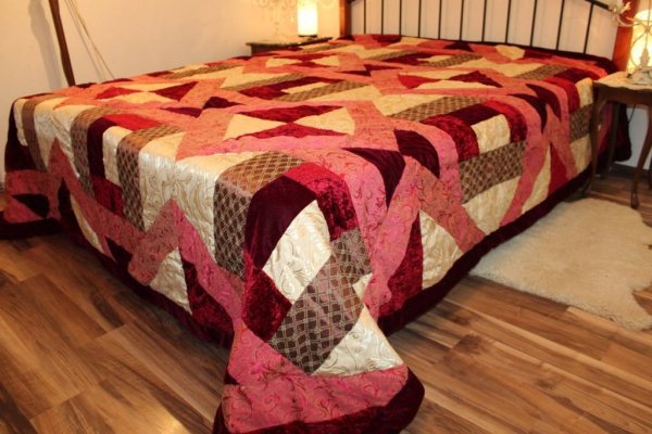 Красное лоскутное одеяло