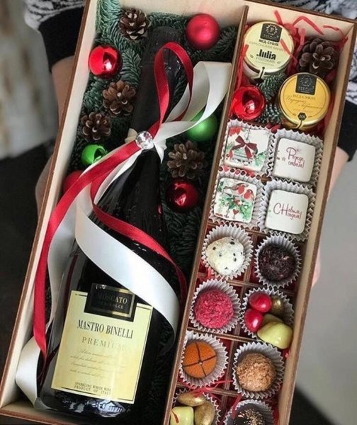 Новогодний подарок вино с конфетами