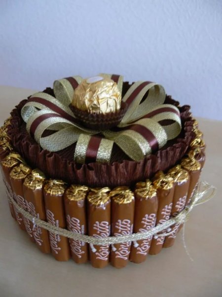 Подарочный торт из конфет