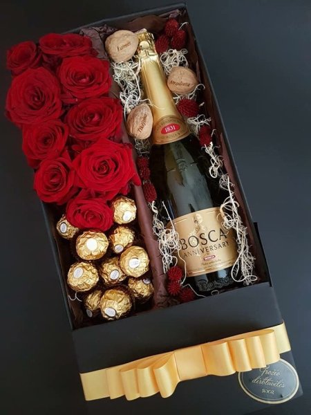 Подарочные коробки с шампанским и конфетами
