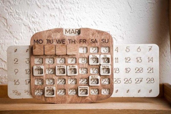 Деревянный календарь настенный