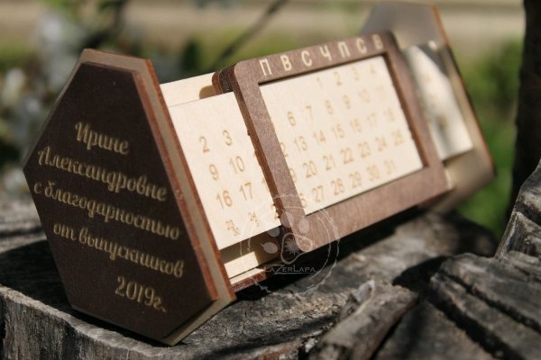 Настольный календарь из дерева