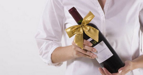 Что дарят с вином