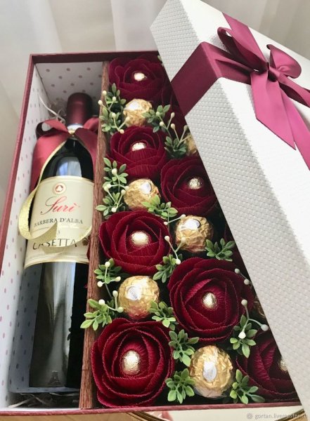 Подарочные коробки с шампанским и конфетами