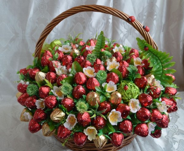 Букетики цветов из конфет