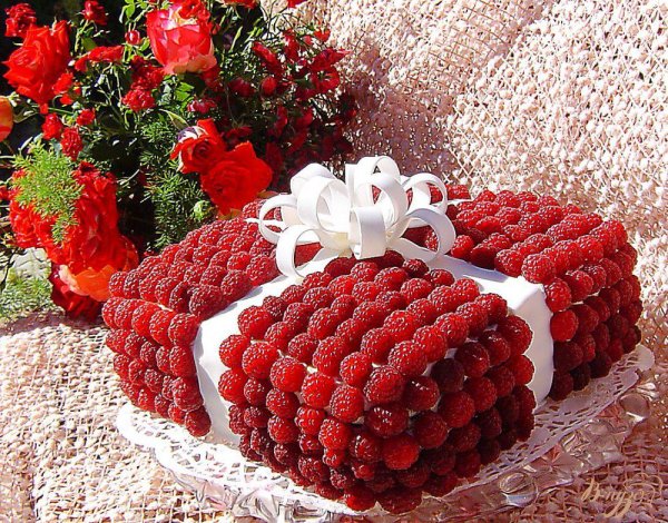 Торт в виде ягоды малины