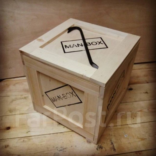 Деревянная коробка с ломом для подарка