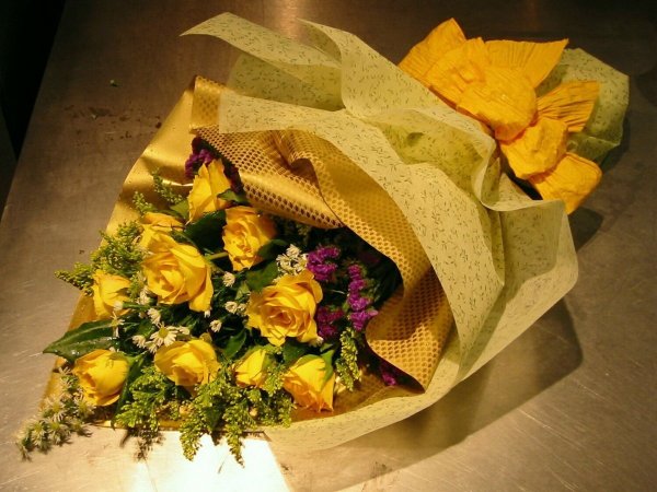 Желтые цветы в подарок женщине
