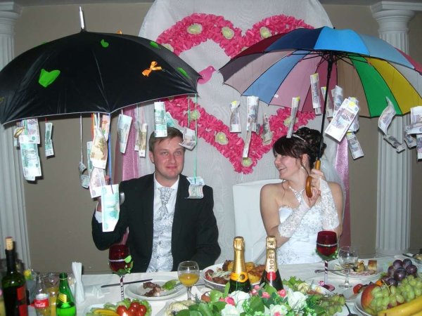 Подарок на свадьбу зонт с деньгами