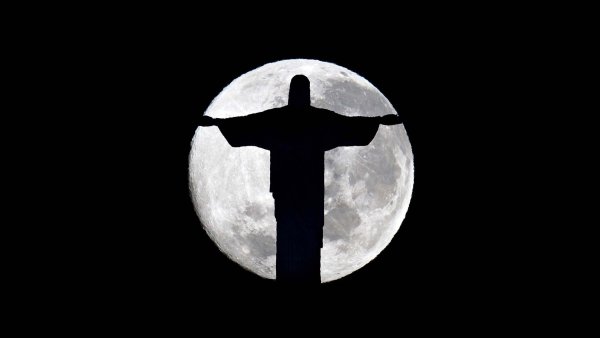 Иисус на фоне луны