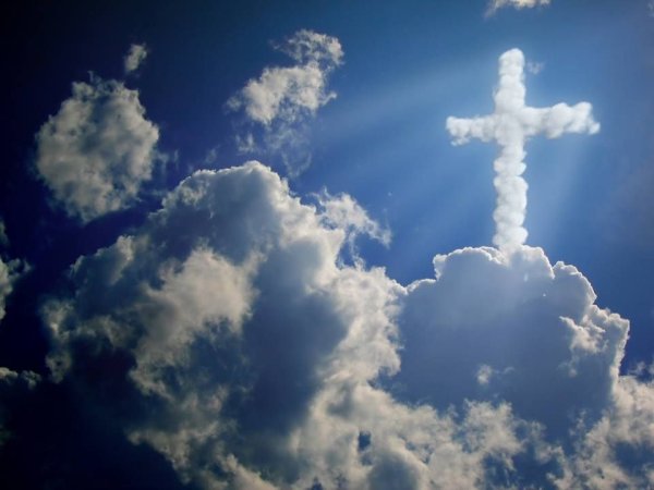 Крест на небе из облаков