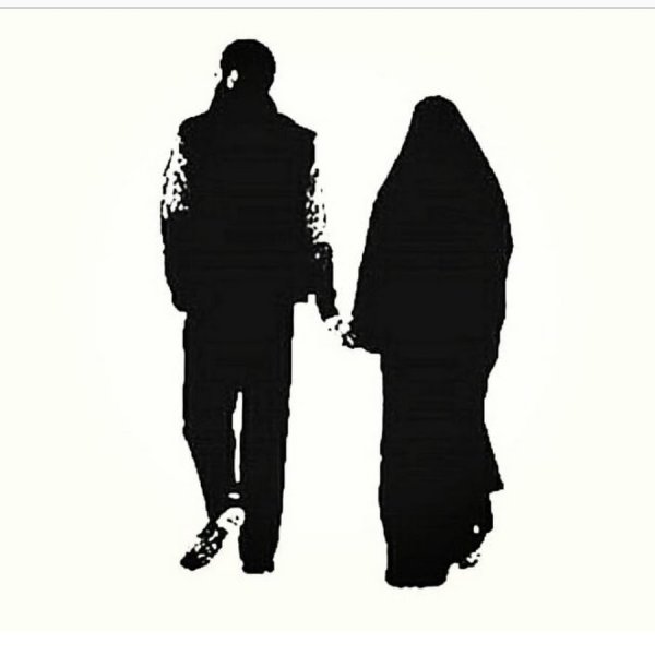 Мусульманская пара с ребенком силуэт