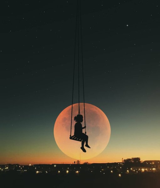 Девочка на качелях на фоне Луны