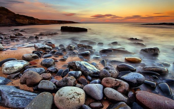 Камни на фоне моря