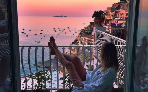 Картина девушка на балконе на фоне моря