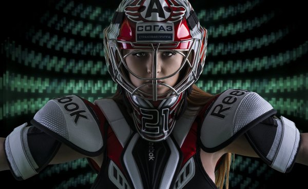 Девушка в хоккейном шлеме