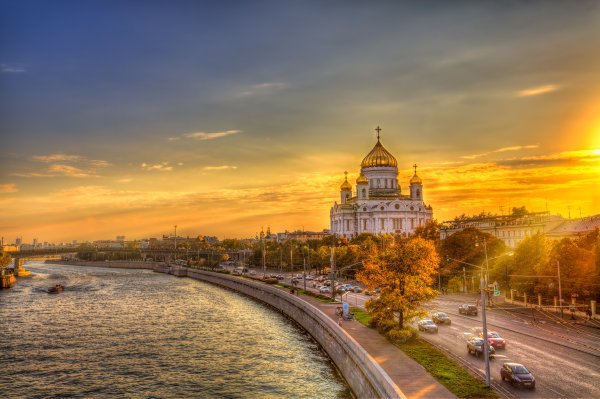 Храм Христа Спасителя в Москве осенью