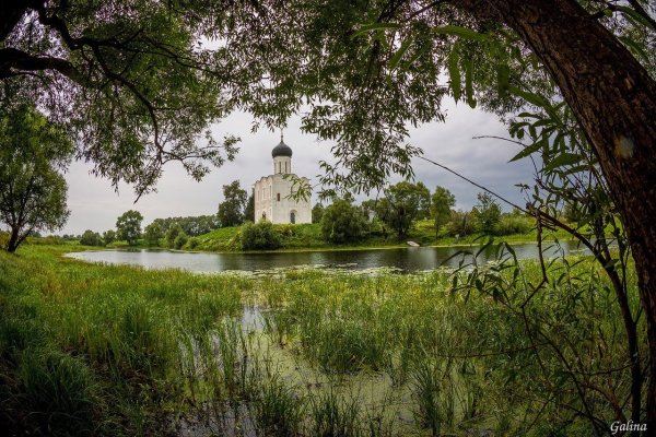 Храм Церковь на берегу реки Подмосковье