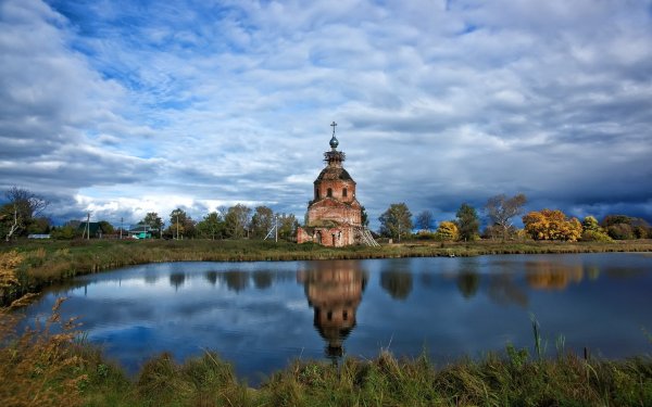 Никольский храм на берегу речки в Тверской области