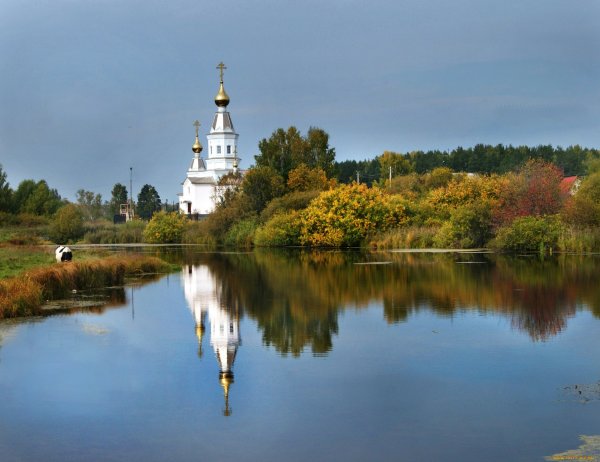 Белый храм у озера в Раменском